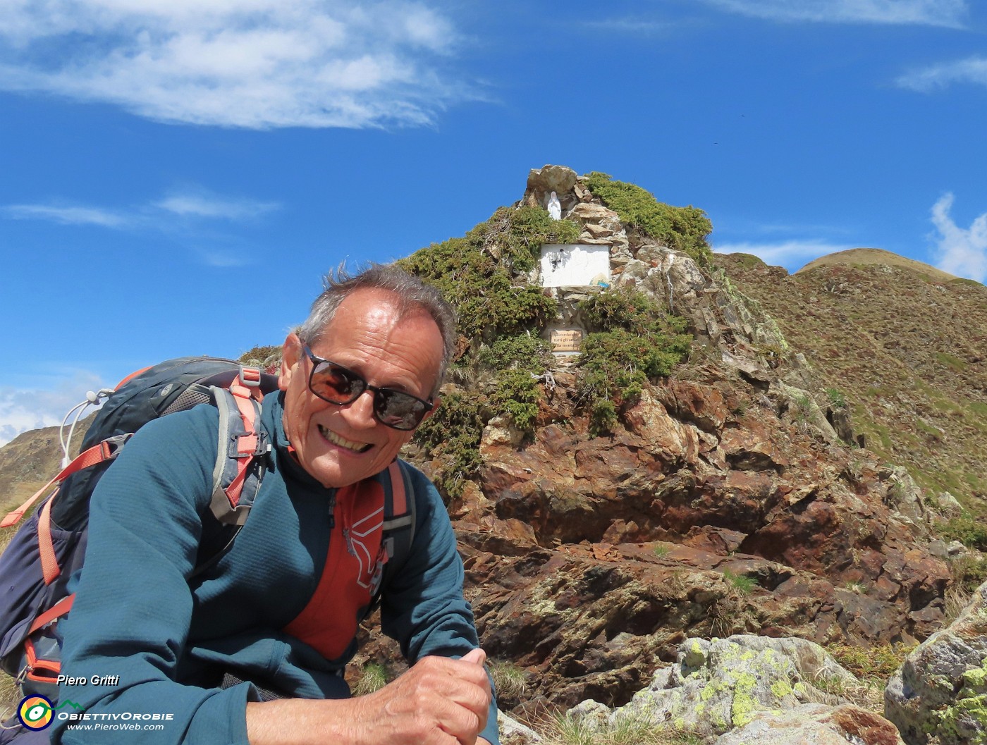 44 Alla Forcella Rossa (2055 m) con la Madonnina del G.A.M.A (Gruppo Amici Montagna Almè).JPG